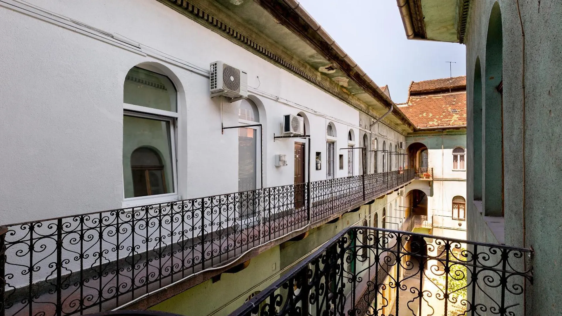 Cobblestone Quarters With A Wave Of Colour Appartement Boedapest